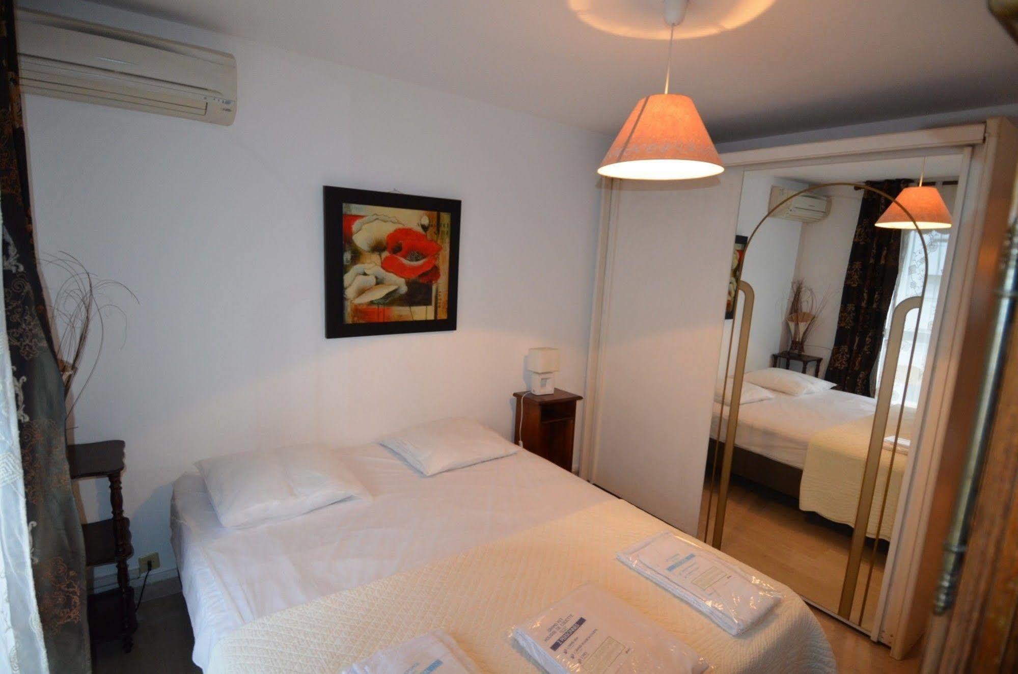 Appartement 6 Personnes Avec Terrasse Le Port Nizza Esterno foto